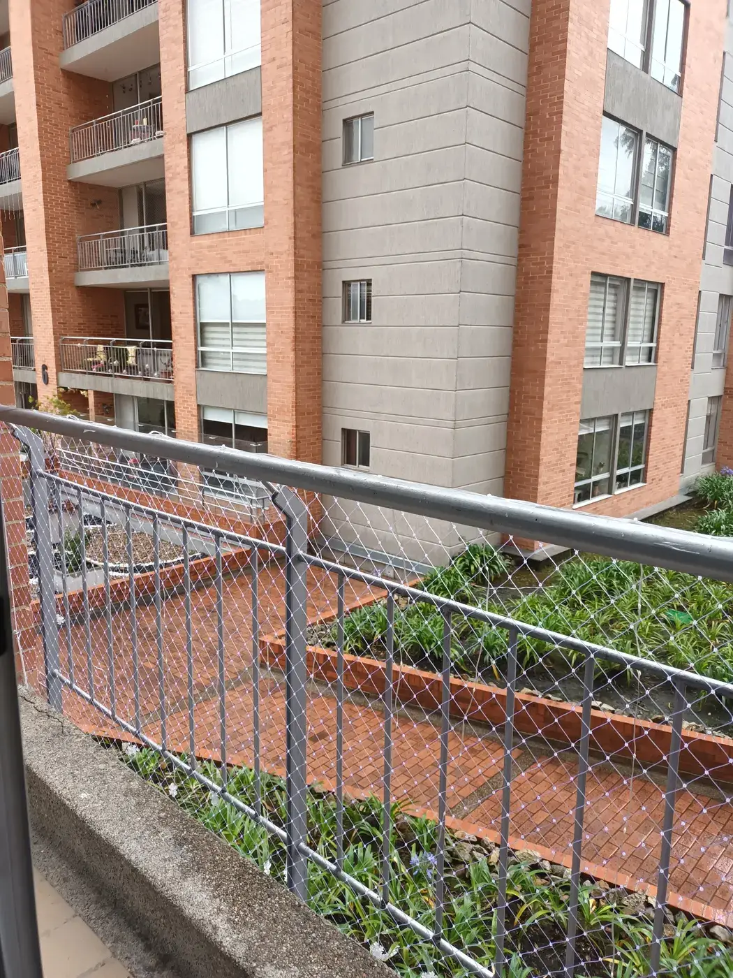 Malla de seguridad instalada en balcón residencial Bogotá