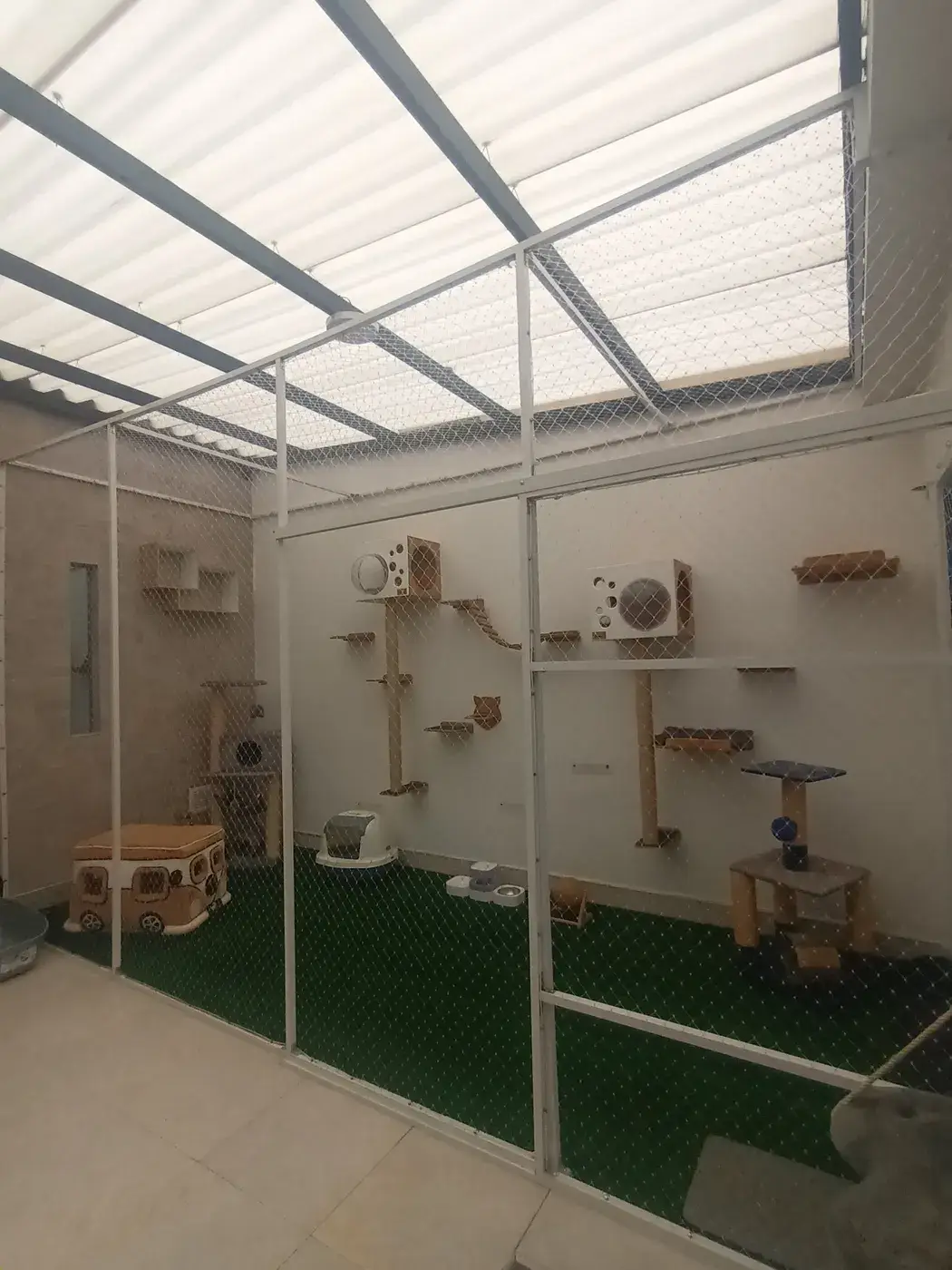 Zona de juego segura para gatos en balcón