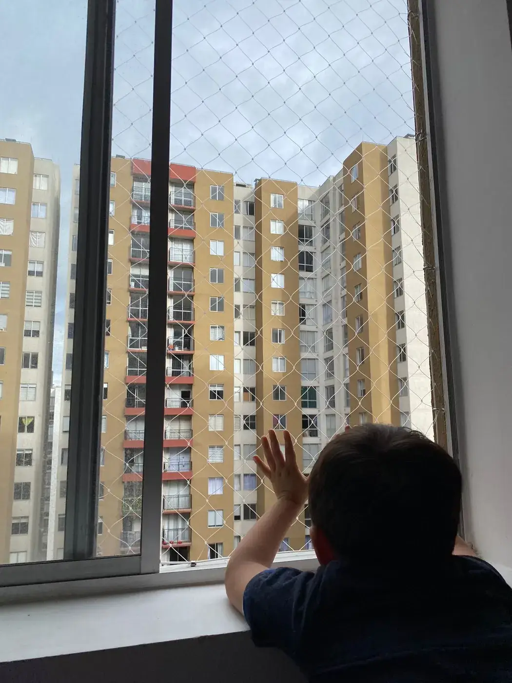 Red de protección infantil instalada en balcón